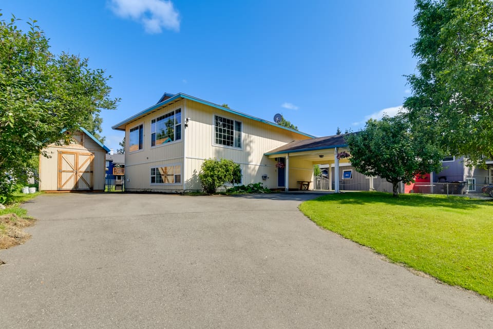 Anchorage Group Getaway! Close to Chugach Trails House in Anchorage