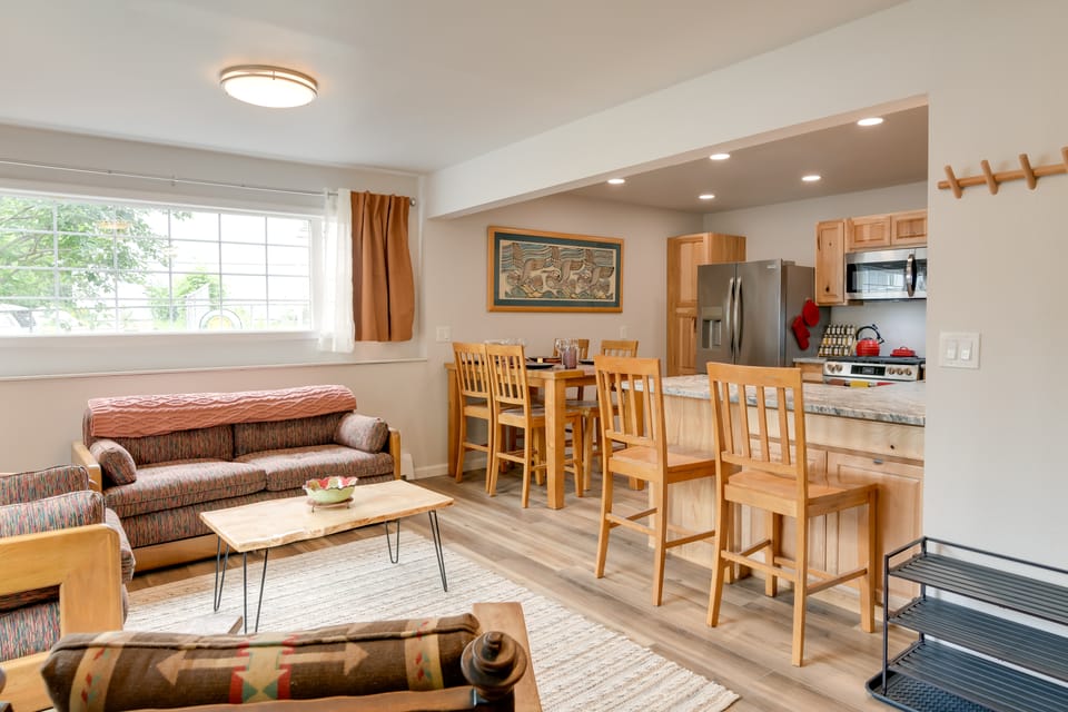 Anchorage Group Getaway! Close to Chugach Trails House in Anchorage