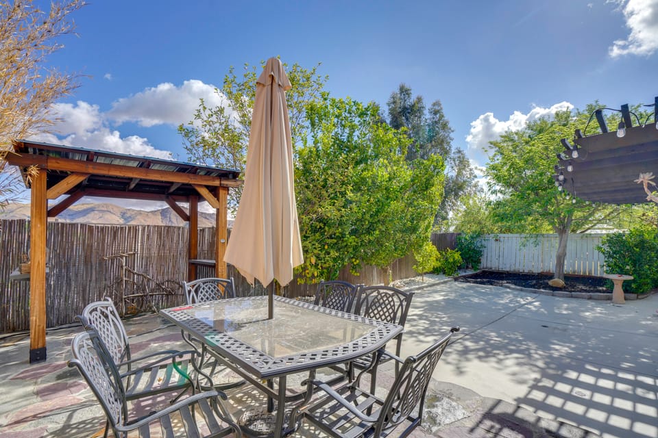 Spacious Patio + Modern Interior: Corona Escape! House in Southern California