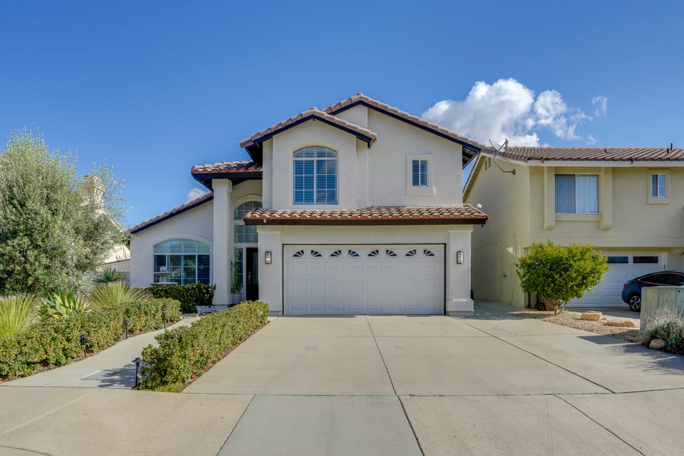 Spacious Patio + Modern Interior: Corona Escape! House in Southern California