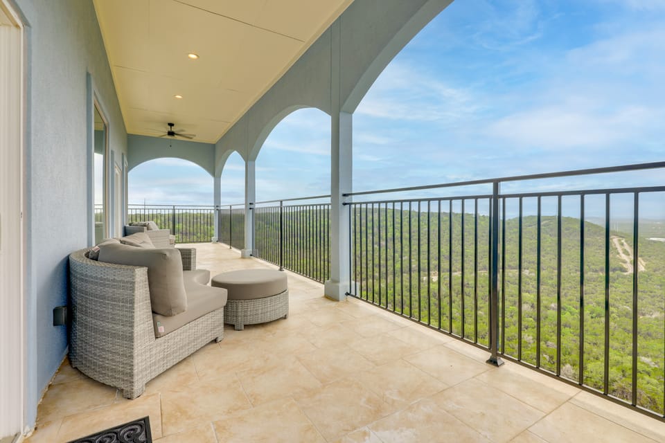 3 Mi to Lake Travis! Group-Friendly Hilltop Haven House in Lago Vista
