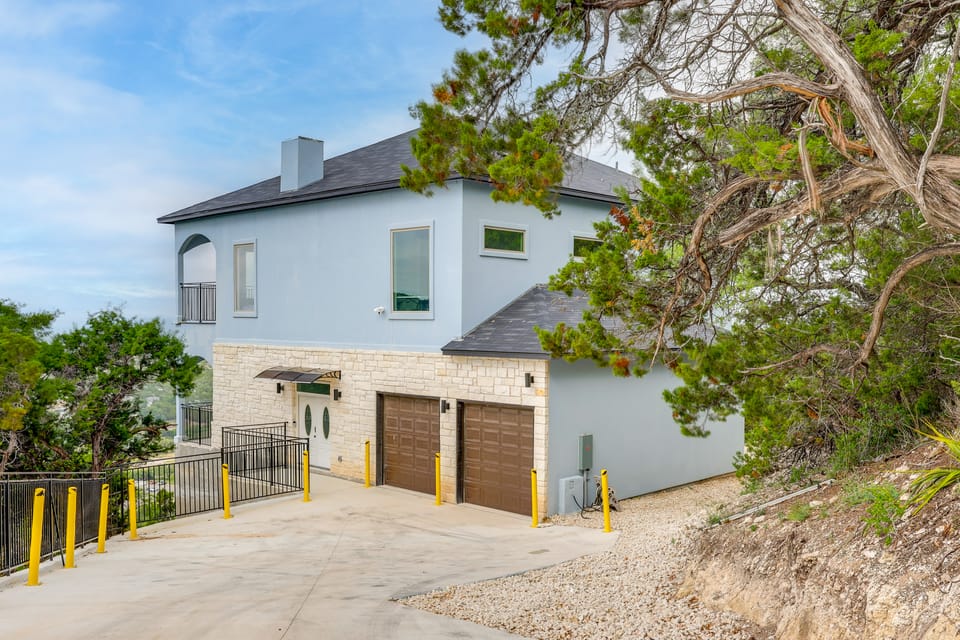 3 Mi to Lake Travis! Group-Friendly Hilltop Haven House in Lago Vista