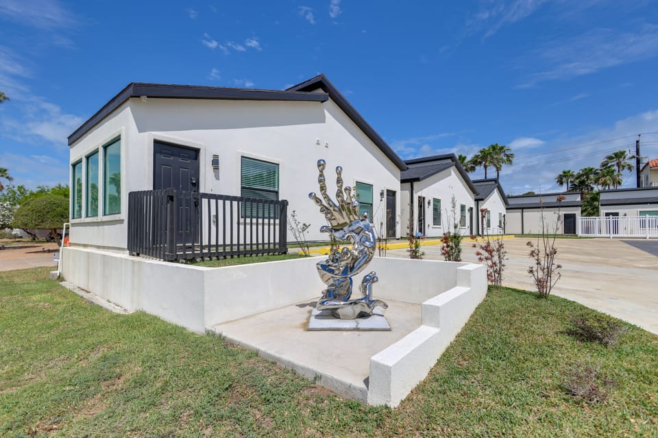 Community Pool! Walkable South Padre Island Studio Apartment in South Padre Island