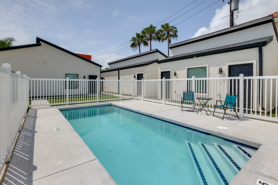 Community Pool! Walkable South Padre Island Studio Apartment in South Padre Island