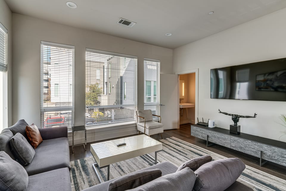 Work & Play! Gem w/ Fire Pit, 3 Mi to Dtwn Dallas Apartment in Dallas
