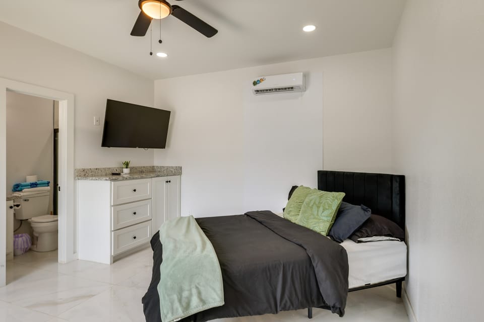 3 Blocks to Gulf! Modern Beach Base in South Padre Apartment in South Padre Island