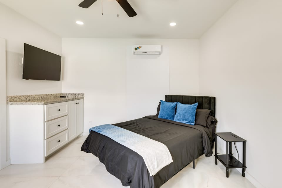 Walk to Beach & Bars! SPI Studio w/ Pool Access Apartment in South Padre Island