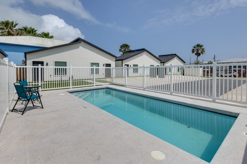 Walk to Beach & Bars! SPI Studio w/ Pool Access Apartment in South Padre Island