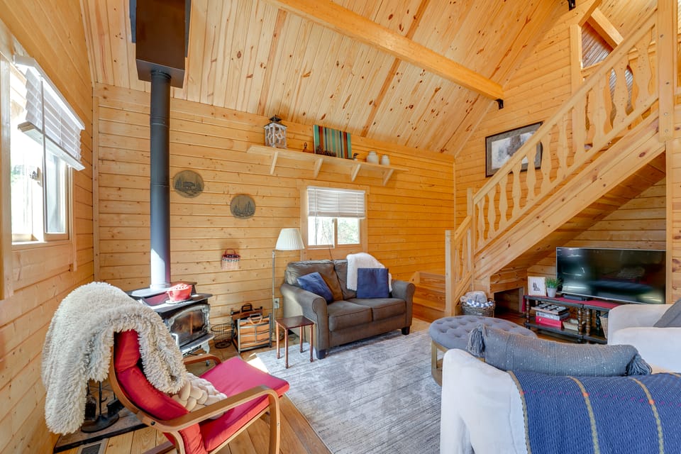 Log Cabin Near Dragon Trail at Hardy Dam! House in Michigan