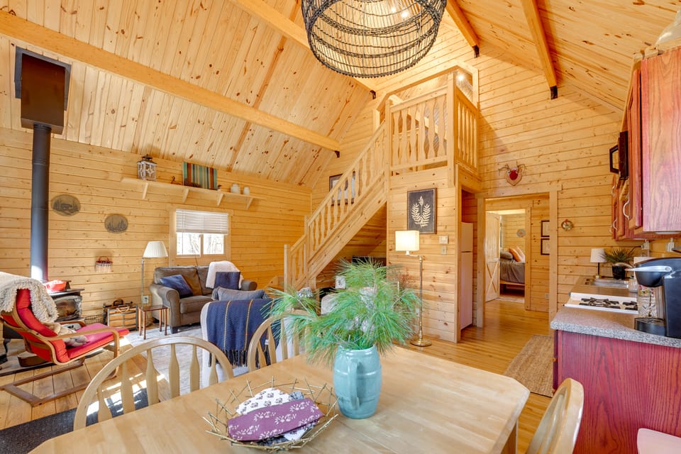 Log Cabin Near Dragon Trail at Hardy Dam! House in Michigan