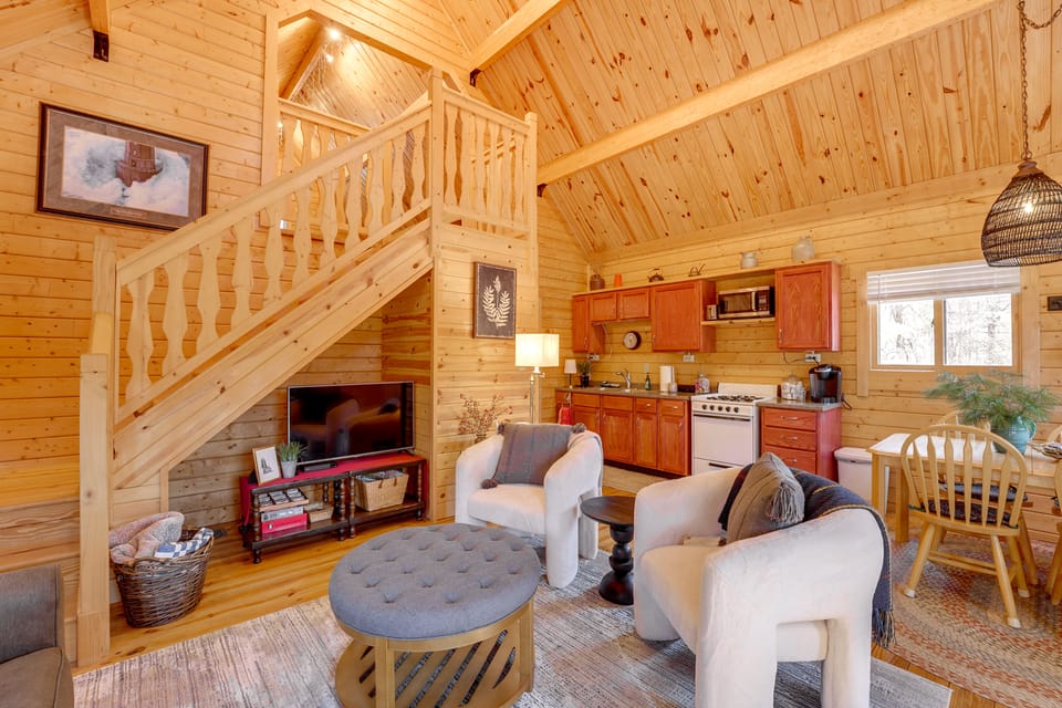 Log Cabin Near Dragon Trail at Hardy Dam! House in Michigan