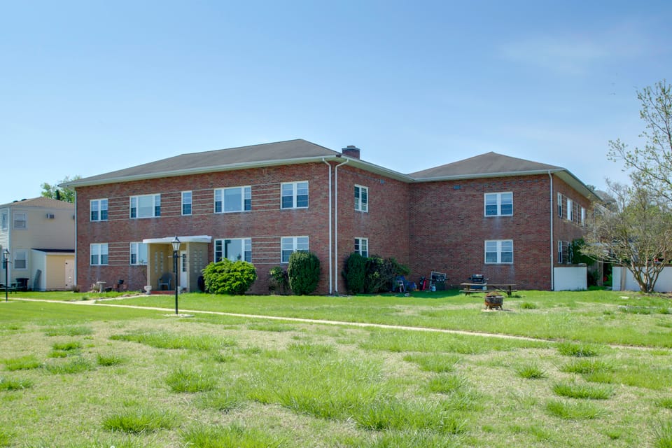 Walk to Parks & Marina! Waterfront Cambridge Condo Apartment in Cambridge