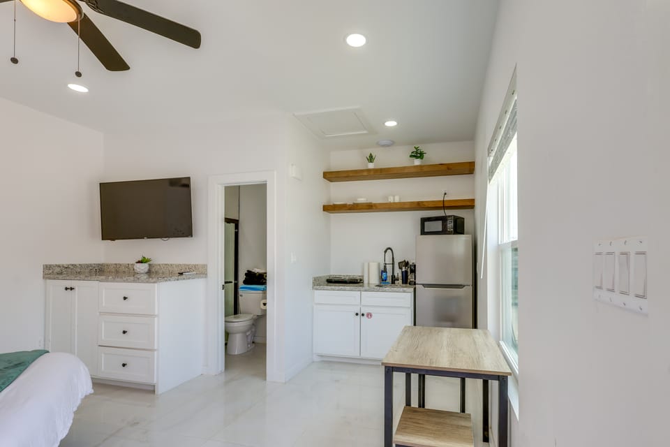 Beach Base for Groups! SPI Studio w/ Pool On-Site Apartment in South Padre Island