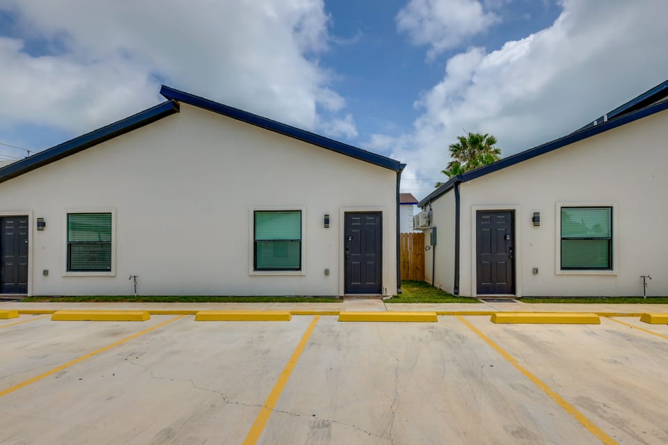 Central to Everything, Easy Beach Access! SPI Stay Apartment in South Padre Island
