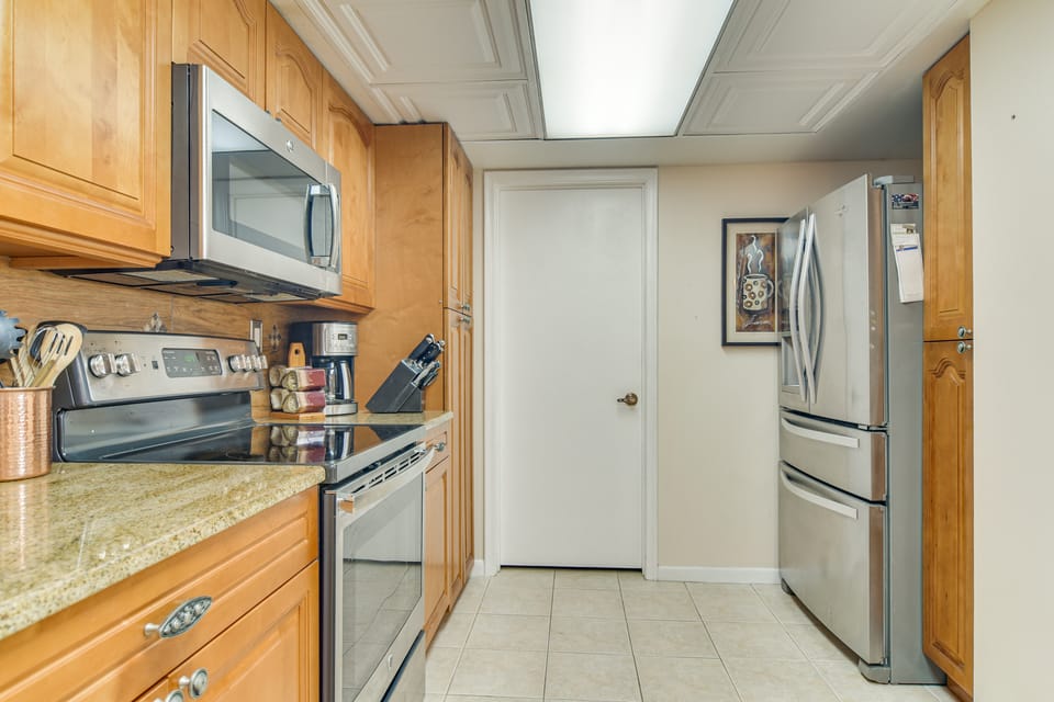 2 Mi to Beach! Bay-View Snowbird Haven in St Pete Apartment in Isla del Sol