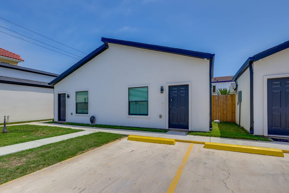 Beach, Bars & Bites Nearby! Prime South Padre Unit Apartment in South Padre Island