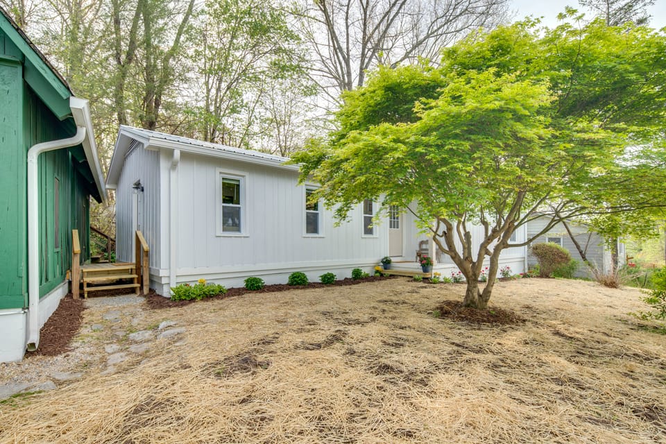 Walk to Osceola Lake! Family-Friendly Home House in Flat Rock