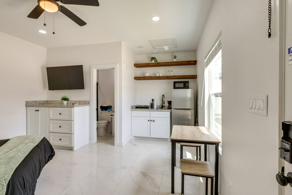 Pool & Beach Access: Modern SPI Studio Near Bars! Apartment in South Padre Island