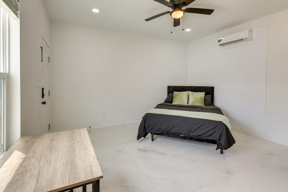 Pool & Beach Access: Modern SPI Studio Near Bars! Apartment in South Padre Island