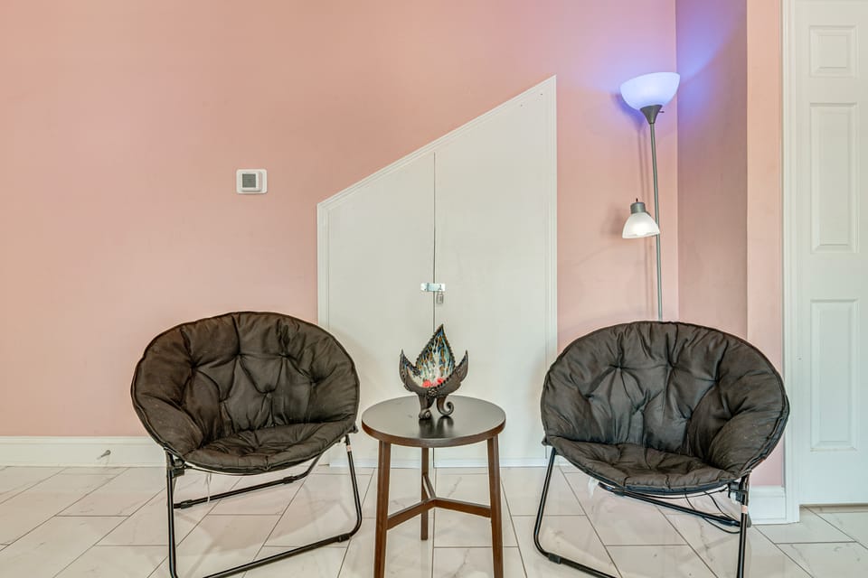 Explore ATL! Cozy Couple's Hideaway in Ellenwood Apartment in Georgia