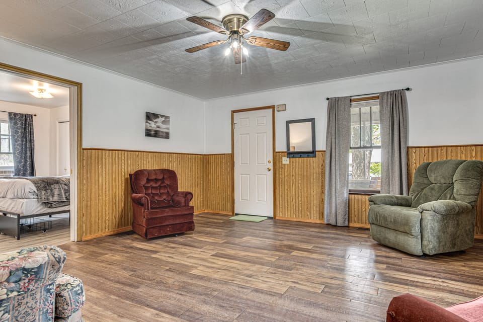 1 Mi to Park & Lake! Charming Retreat in Sullivan House in Indiana