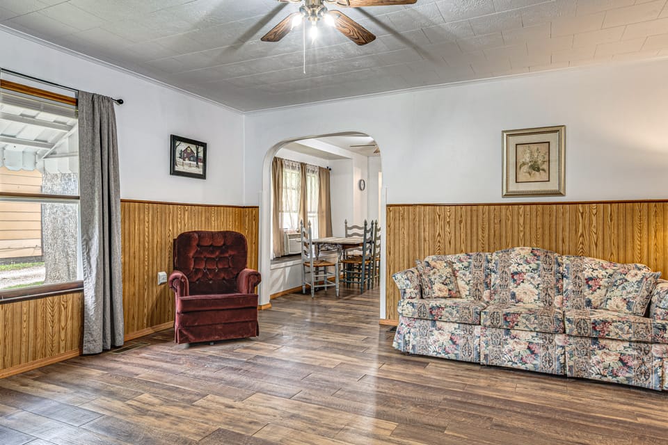 1 Mi to Park & Lake! Charming Retreat in Sullivan House in Indiana
