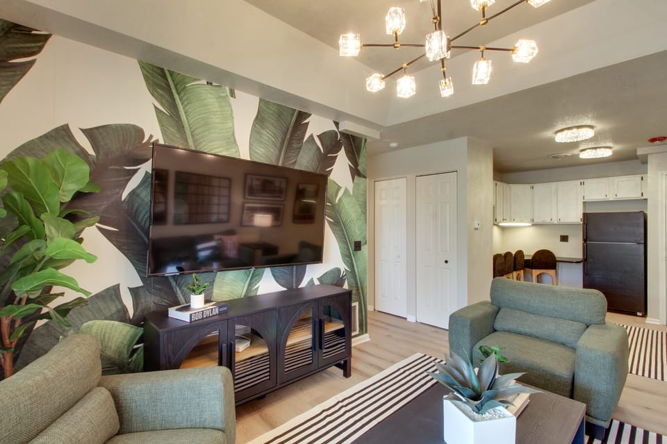 Suite at The Saint Hotel: 15 Mi to Overland Park Apartment in Ozark Mountains