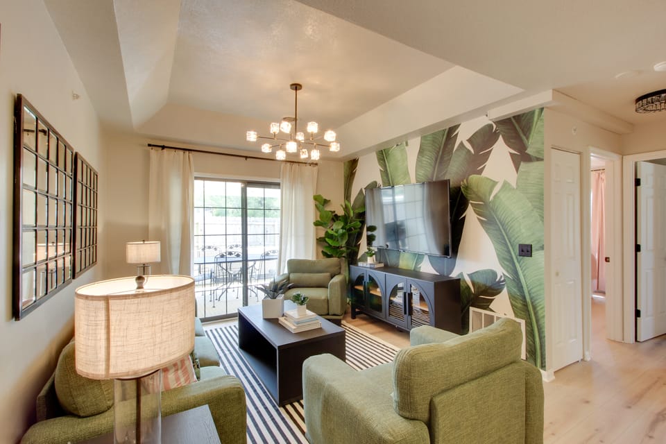 Suite at The Saint Hotel: 15 Mi to Overland Park Apartment in Ozark Mountains