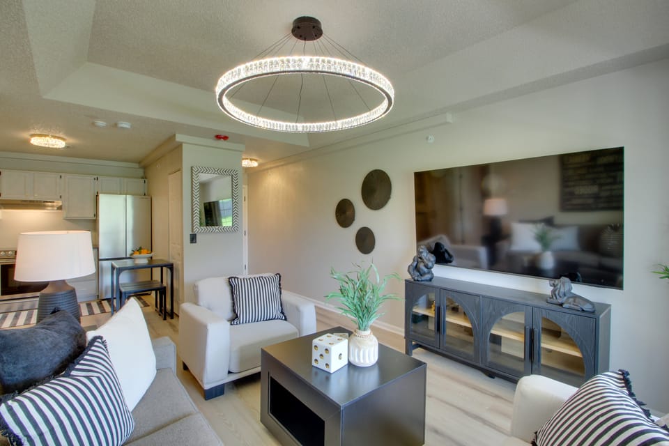 The Saint Hotel: Boutique Suite Near Overland Park Apartment in Ozark Mountains
