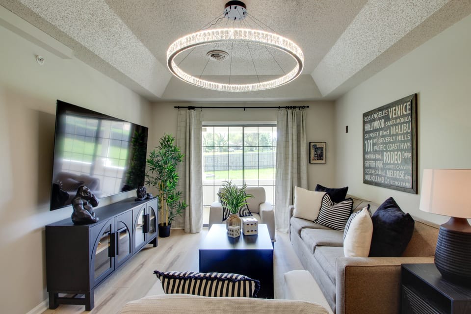 The Saint Hotel: Boutique Suite Near Overland Park Apartment in Ozark Mountains