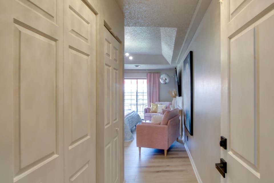 'Dolly Suite' at The Saint Hotel, Near Wineries! Apartment in Ozark Mountains