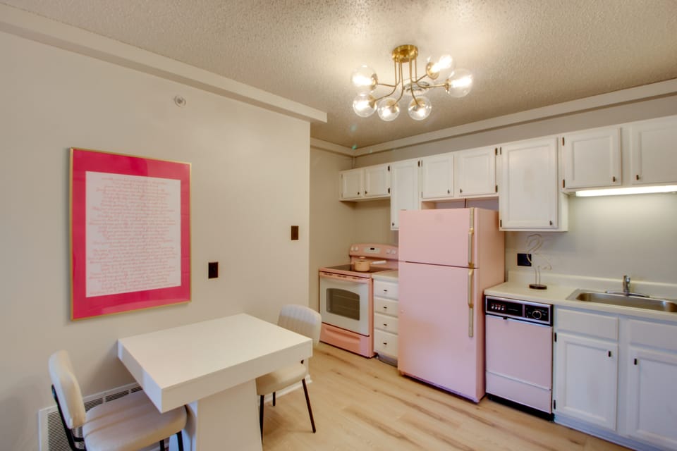 'Dolly Suite' at The Saint Hotel, Near Wineries! Apartment in Ozark Mountains