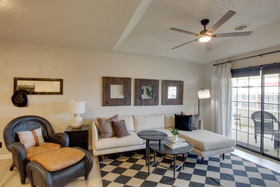 Boutique-Style Condo, Just Outside Overland Park Apartment in Ozark Mountains