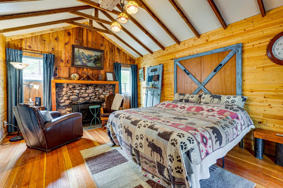 Fish & Hike! Hot Tub Haven 2 Mi to Estes Park House in Rocky Mountain National Park