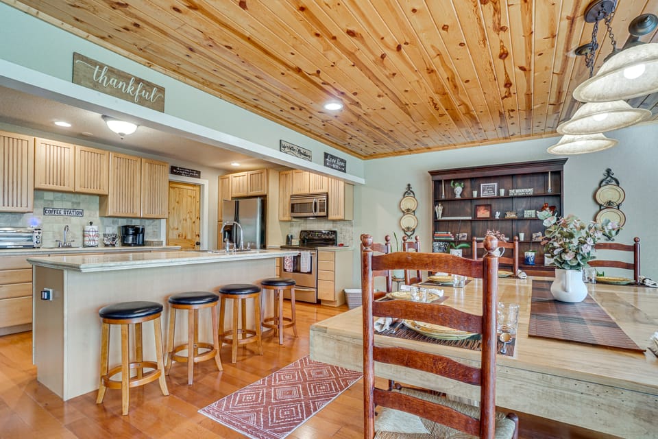 Luxe Helen Gem w/Hot Tub + Pool Access House in Helen