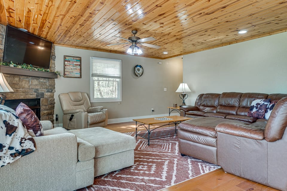 Luxe Helen Gem w/Hot Tub + Pool Access House in Helen