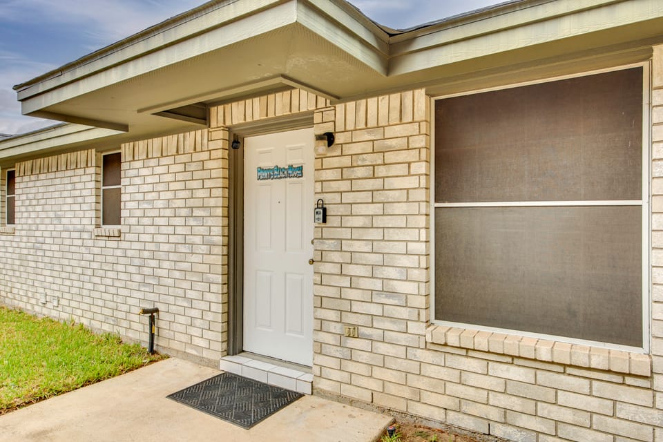 Pool Access & Work-Ready Comforts! Edinburg Apt Apartment in Edinburg