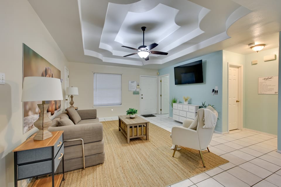 Pool Access & Work-Ready Comforts! Edinburg Apt Apartment in Edinburg
