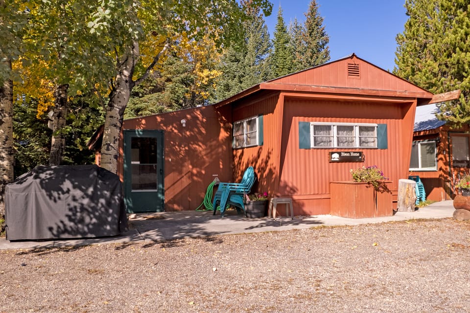 6 Blocks to Yellowstone NP: 'Bison Home' w/ BBQ House in West Yellowstone