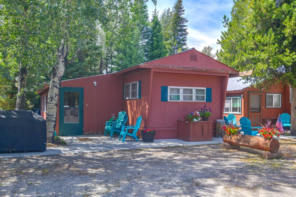 6 Blocks to Yellowstone NP: 'Bison Home' w/ BBQ House in West Yellowstone