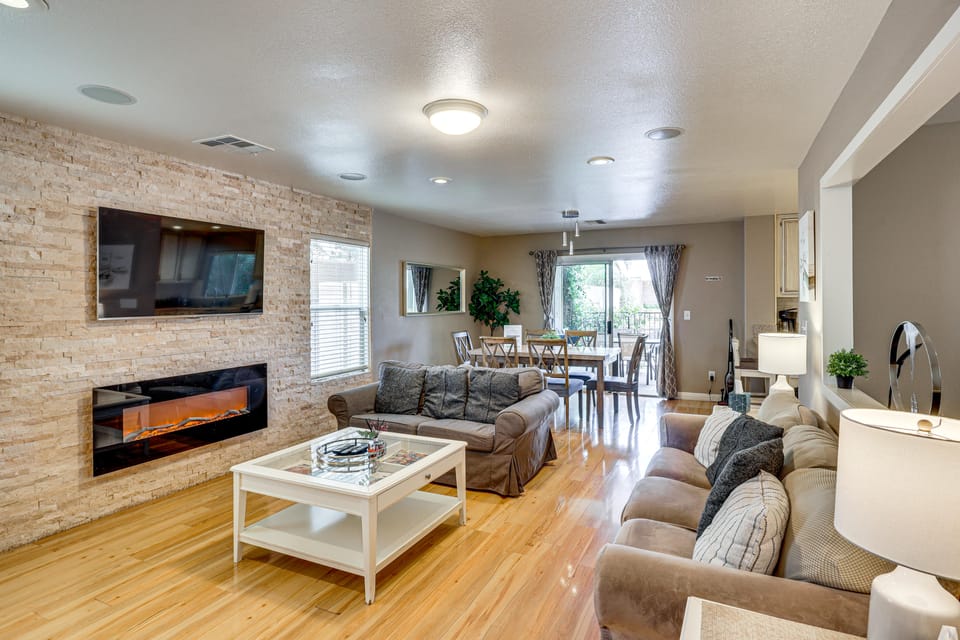 8 Mi to Strip! Poolside Desert Escape in Las Vegas House in Spring Valley