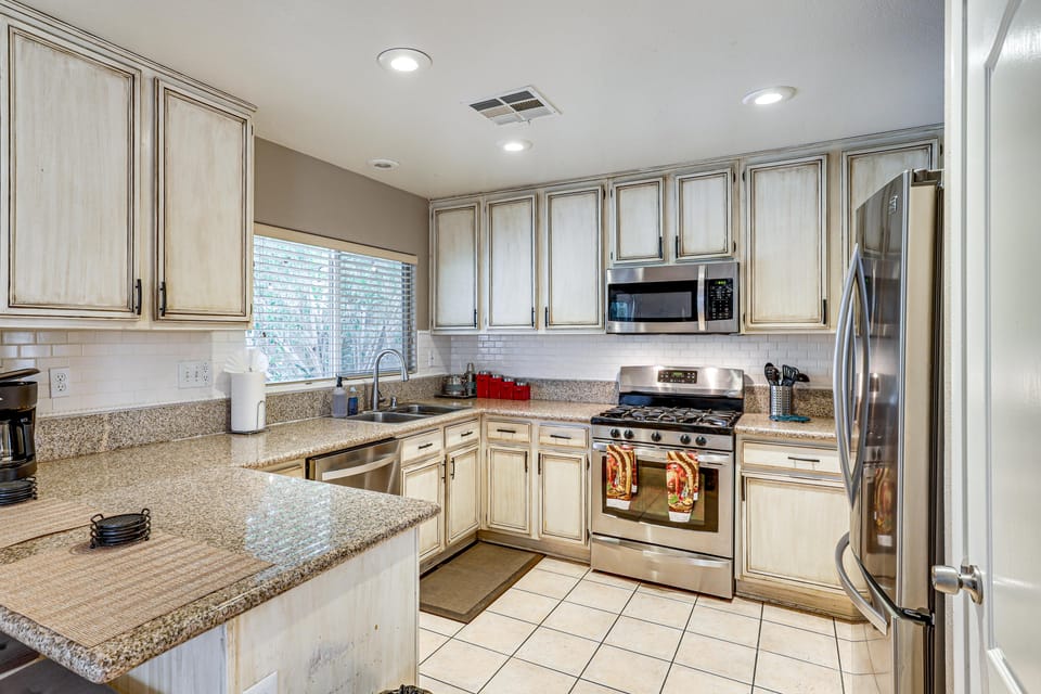 8 Mi to Strip! Poolside Desert Escape in Las Vegas House in Spring Valley