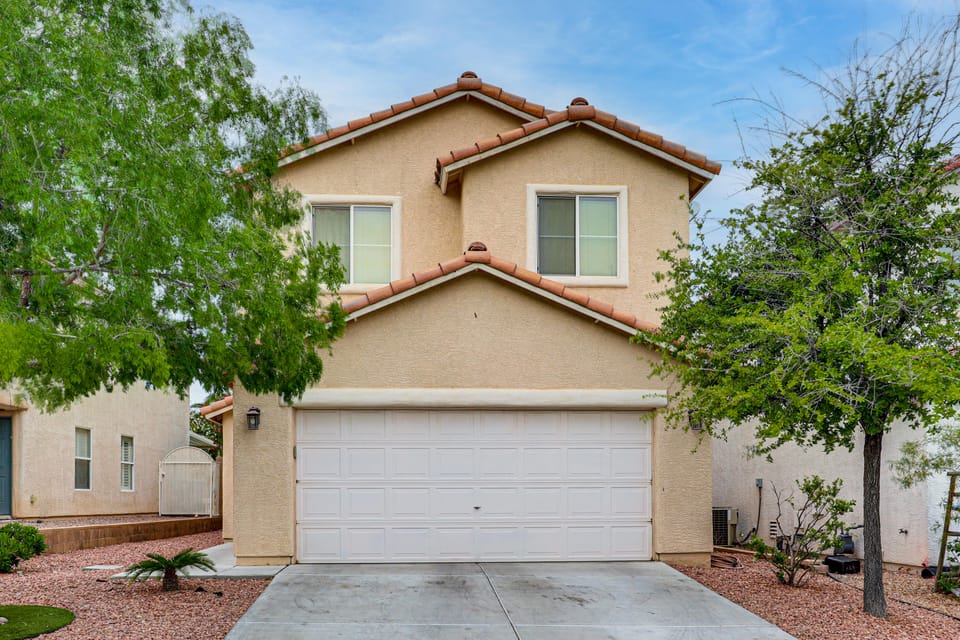 8 Mi to Strip! Poolside Desert Escape in Las Vegas House in Spring Valley