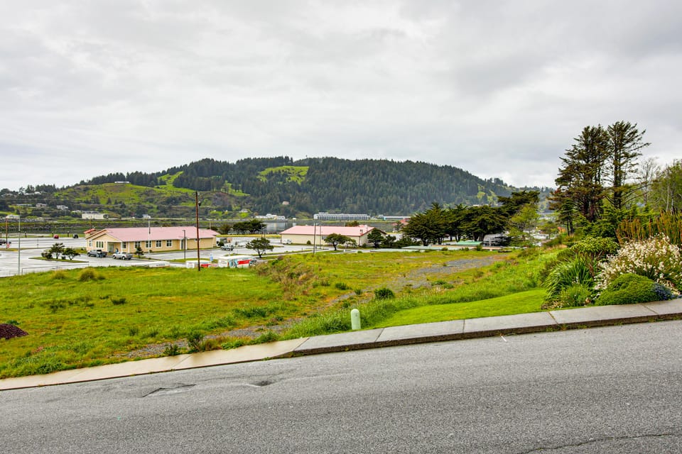 Views of Ocean & Harbor! Quaint Gold Beach Duplex House in Gold Beach