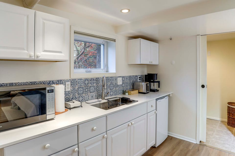 Walkable Green Lake Studio w/ Fireplace Apartment in Green Lake