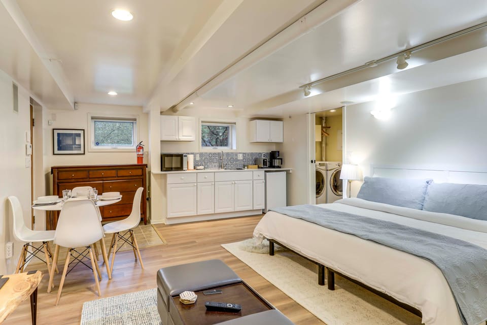 Walkable Green Lake Studio w/ Fireplace Apartment in Green Lake