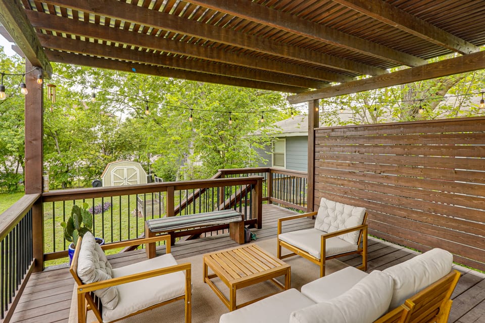 Old Austin Vibes! Spacious Yard & Porch Near UT House in Austin
