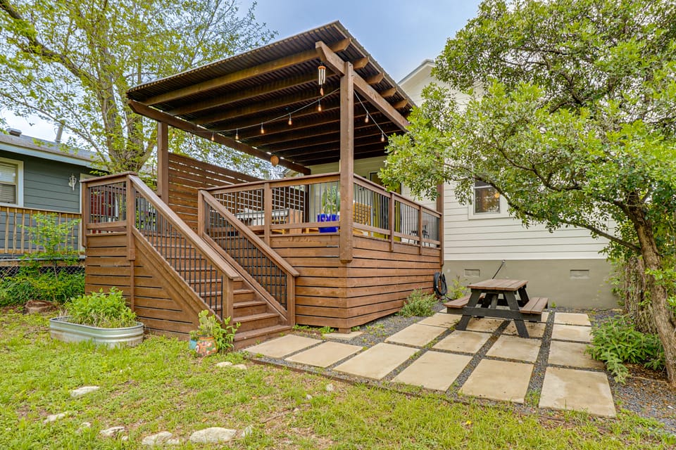 Old Austin Vibes! Spacious Yard & Porch Near UT House in Austin
