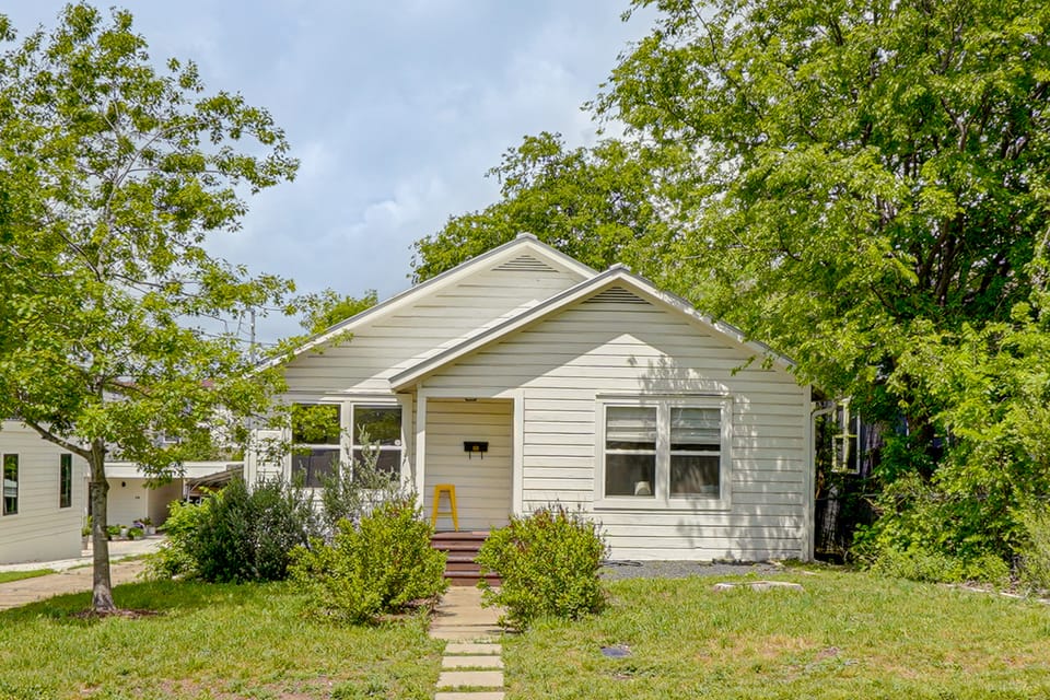 Old Austin Vibes! Spacious Yard & Porch Near UT House in Austin