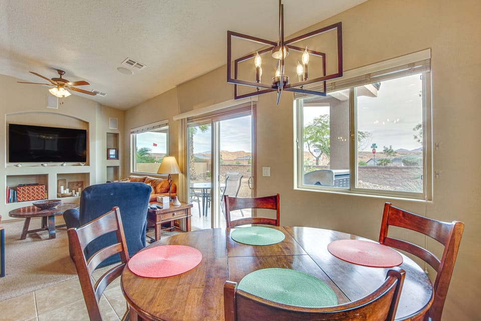 Hike, Golf & Try Your Luck! Mtn-View Mesquite Home House in Mesquite